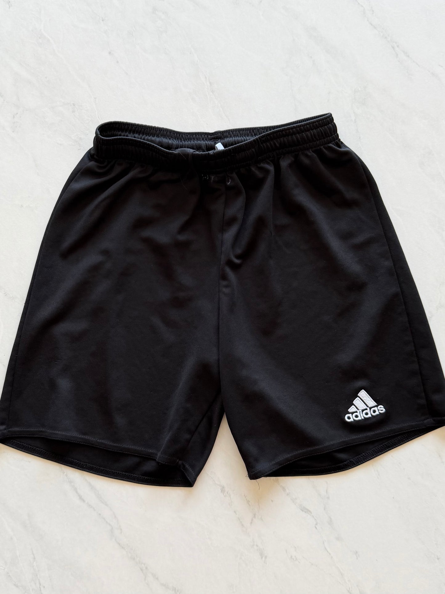 Short - Adidas - Medium 11-12 ans (petites mailles tirées)