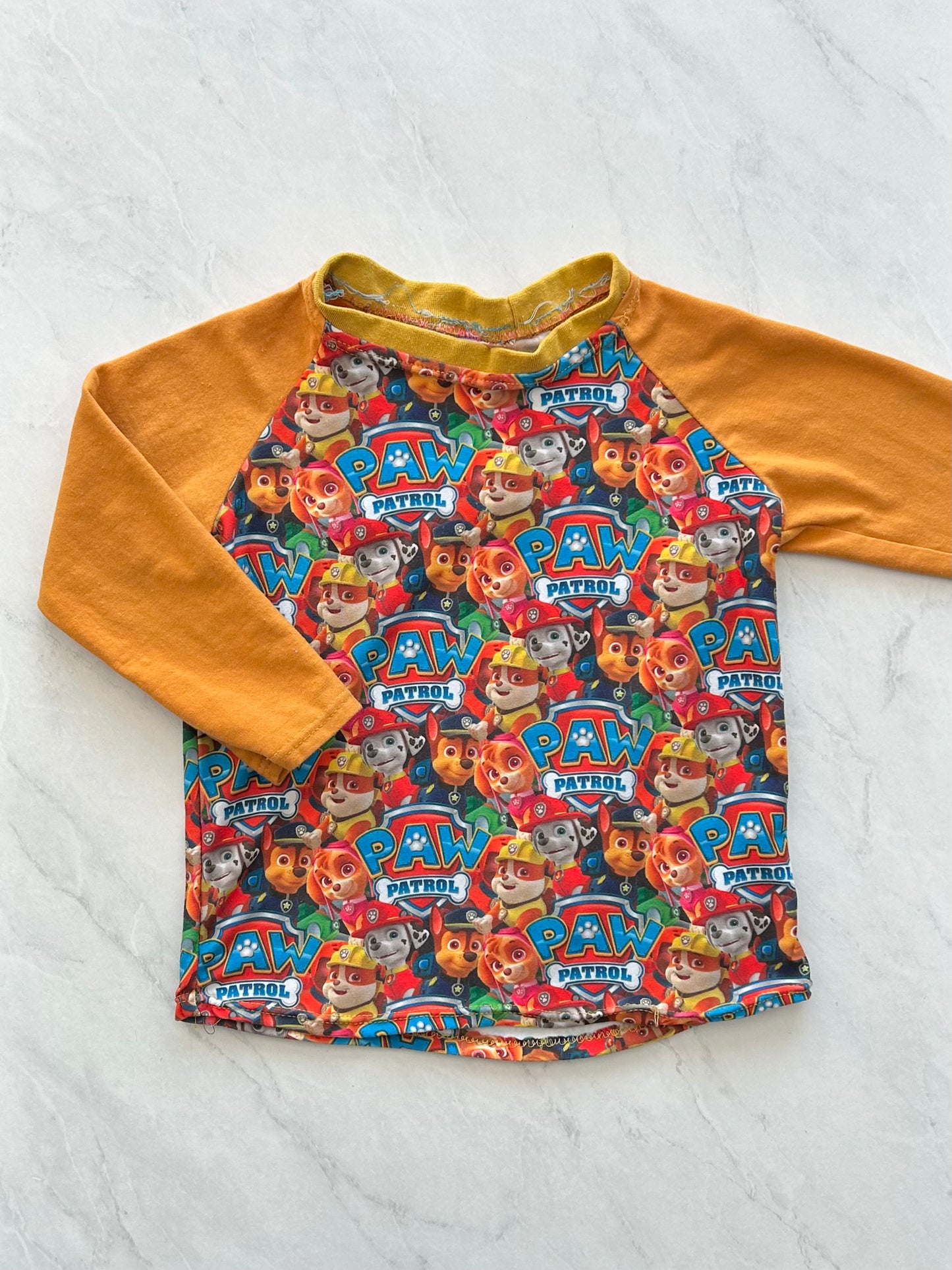 *Imparfait* Chandail fait à la main - aucune étiquette, approx 2 ans